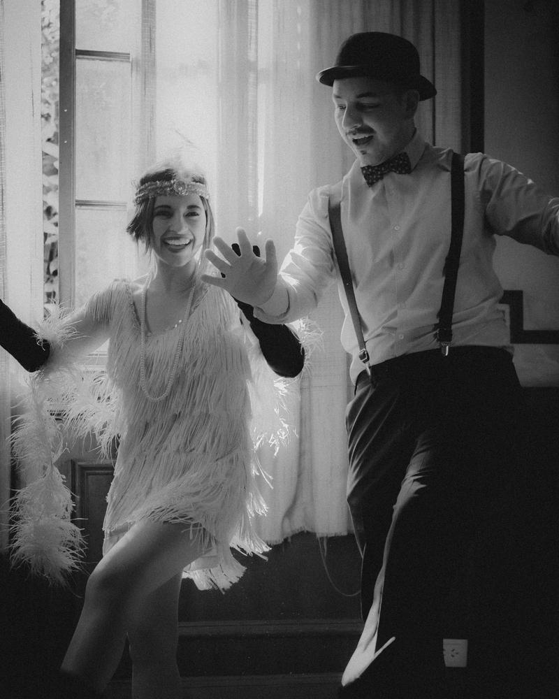 Et par i 1920-tallsklær som danser